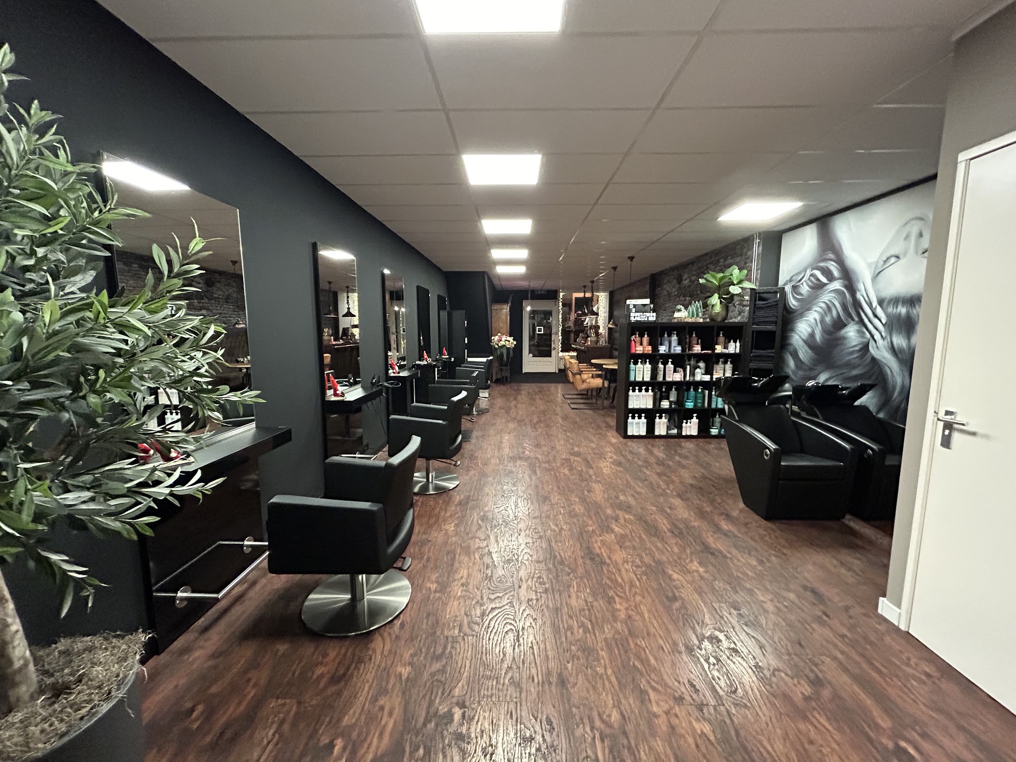 De salonvloer met kappersstoelen en spiegels